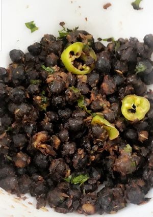 A picture of Kalay chana chat.