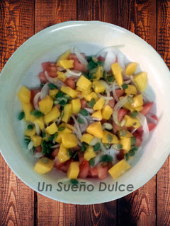 Una foto de Ensalada de mango y pipas de calabaza