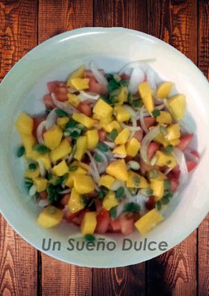 Una foto de Ensalada de mango y pipas de calabaza