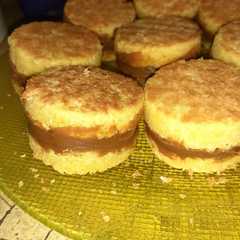 Una foto de Alfajores de coco y dulce de leche
