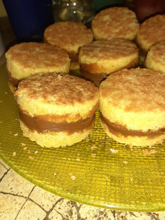 Una foto de Alfajores de coco y dulce de leche