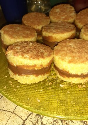 Una foto de Alfajores de coco y dulce de leche