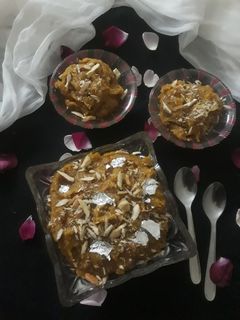 इंस्टेंट मूंग दाल हलवा (Instant moong dal halwa recipe in hindi) रेसिपी मुख्य फोटो