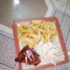 A picture of Soyayan Dankali da gashin kaza da coleslaw.