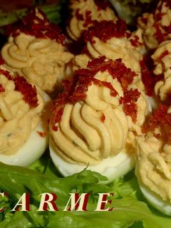 Una foto de Huevos rellenos con humus y crocante de jamón