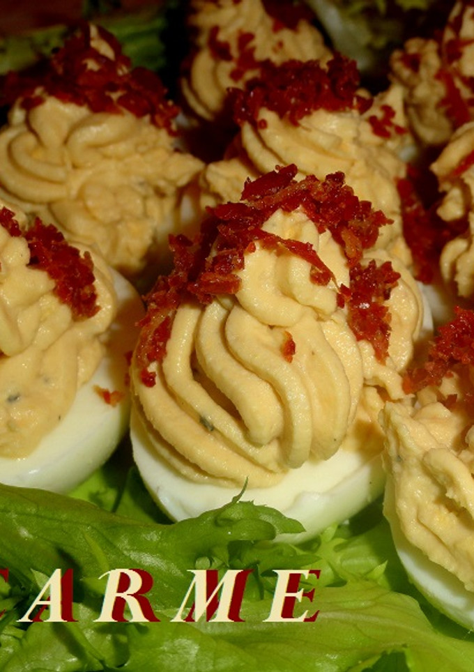 Una foto de Huevos rellenos con humus y crocante de jamón