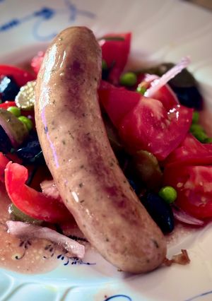 Une photo de Saucisses, tomates, olives…