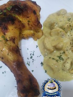 صورة لوصفة دجاج محمر مع صلصة الفطر الكريمية 🍗🧀