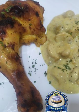 صورة لوصفة دجاج محمر مع صلصة الفطر الكريمية 🍗🧀