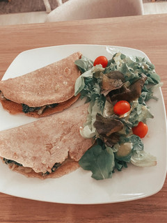 Una foto de Crepes de acelga y queso
