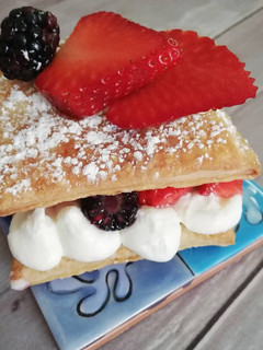 Foto di Millefoglie con crema al mascarpone e frutti di bosco