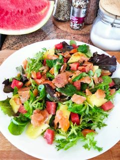 Una foto de Ensalada de salmón ahumado, mango y sandía