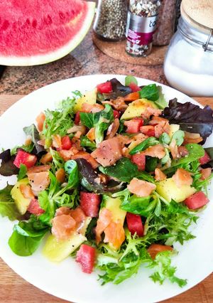 Una foto de Ensalada de salmón ahumado, mango y sandía