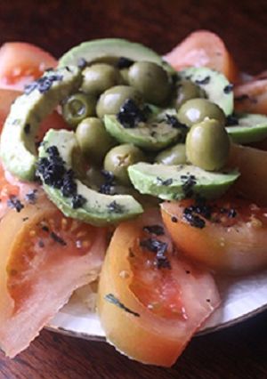 Foto principal de Ensalada de aguacate y tomate con sal negra