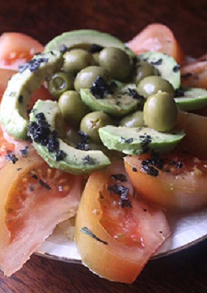 Una foto de Ensalada de aguacate y tomate con sal negra