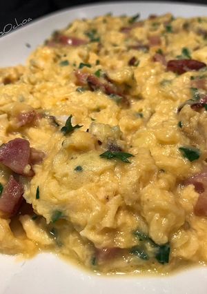 Una foto de Revuelto de jamón y queso cheddar