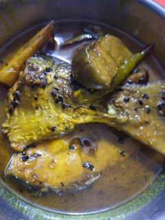 বেগুন দিয়ে ইলিশ মাছের ঝোল (begun diye ilish macher jhol recipe in Bengali) রেসিপির প্রধান ছবি