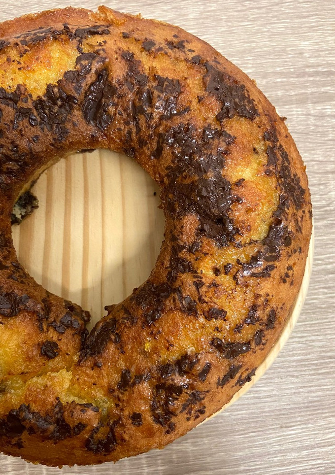 Una foto de Bizcocho de yogur y naranja con chispas de chocolate en freidora de aire