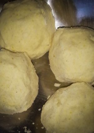 A picture of Pottukadalai laddoo/Roasted gram laddoo.