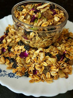 A picture of Nutty Granola with Date Palm Jaggery.