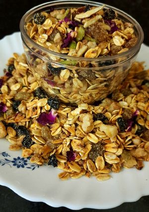 A picture of Nutty Granola with Date Palm Jaggery.