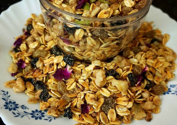 Nutty Granola with Date Palm Jaggery