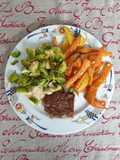 Rinderentrecôte mit Ofen Rosenkohl und Kartoffeln- & Süßkartoffelnsticks