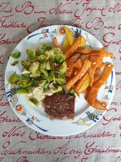 Rinderentrecôte mit Ofen Rosenkohl und Kartoffeln- & Süßkartoffelnsticks Rezepthauptbild