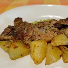Braciole Cosce di Pollo con Patate al Forno-レシピのメイン写真