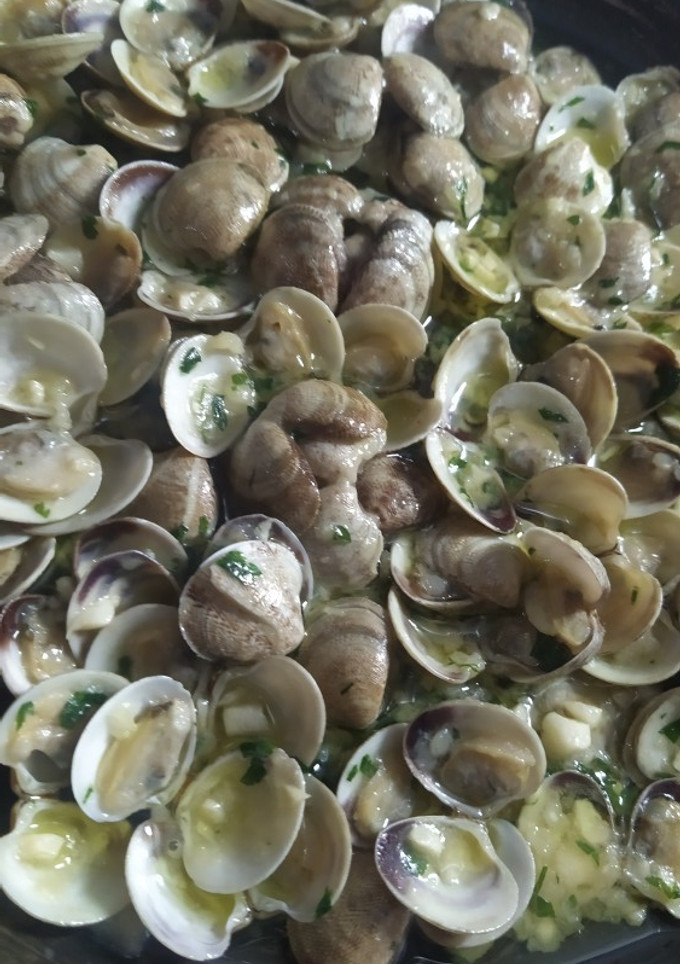Una foto de Almejas al ajillo