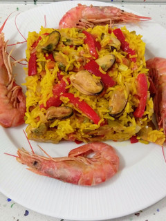 Una foto de Paella mixta de pescado, marisco y verduras