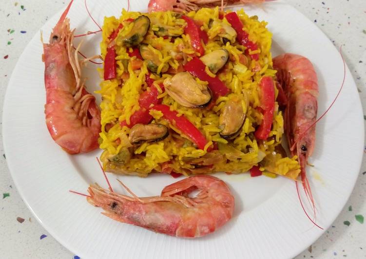 Paella mixta de pescado, marisco y verduras