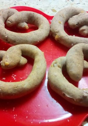 Una foto de Pretzel de queso y romero🧀🍃