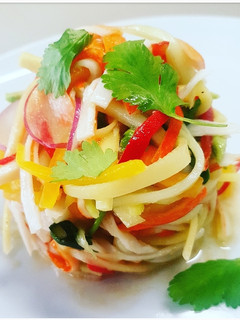 Una foto de Ensalada exótica de mango y surimi con vinagreta de naranja