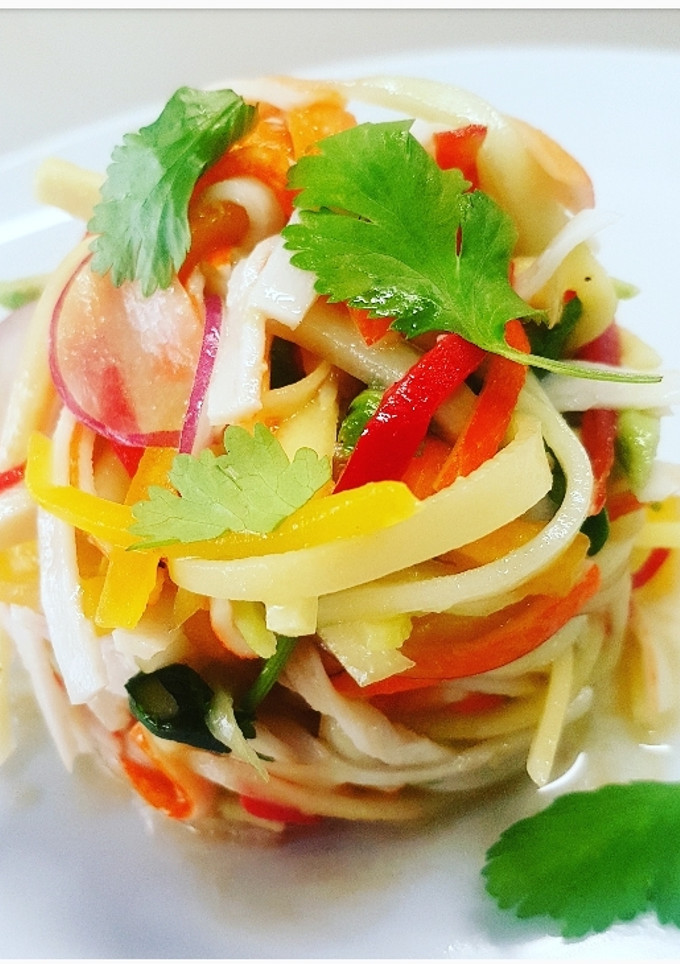 Una foto de Ensalada exótica de mango y surimi con vinagreta de naranja