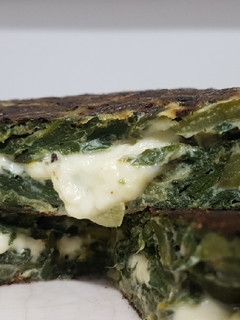 Una foto de Tortilla de acelga rellena