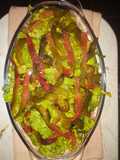Ají asado sobre colchón de lechuga y acelga