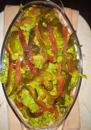 Una foto de Ají asado sobre colchón de lechuga y acelga