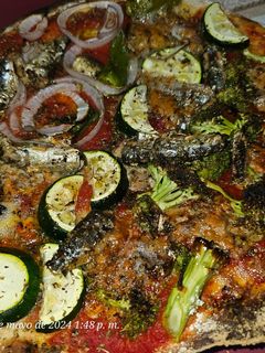 Una foto de Pizza de queso azul, verduras y sardinas en aceite