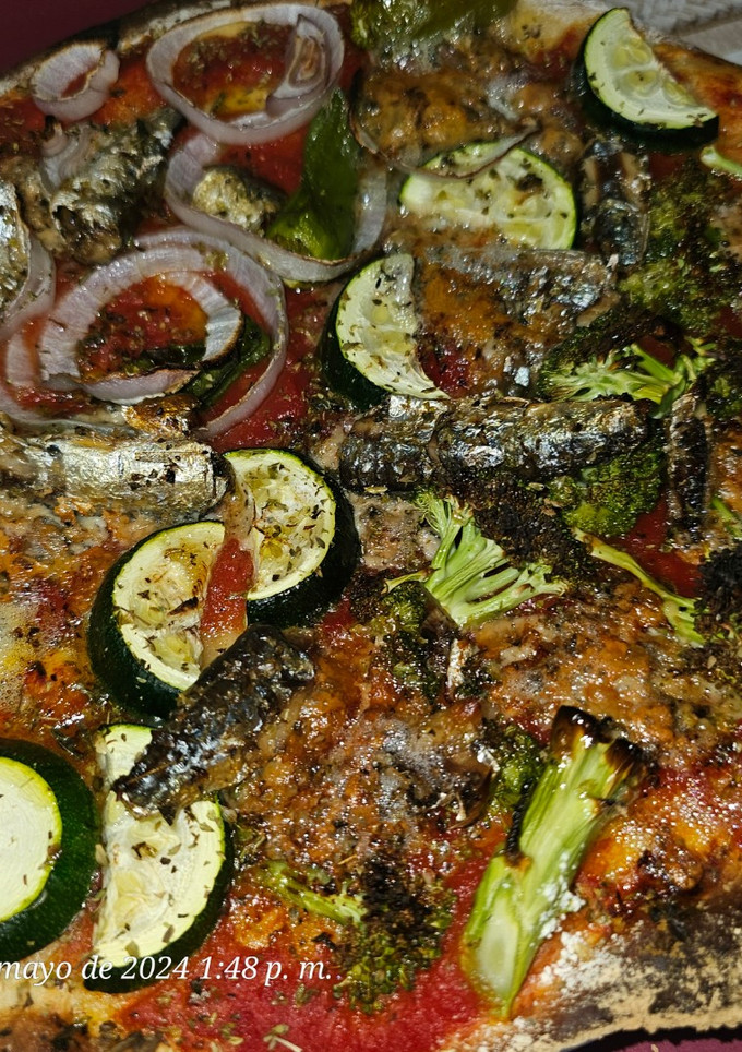 Una foto de Pizza de queso azul, verduras y sardinas en aceite