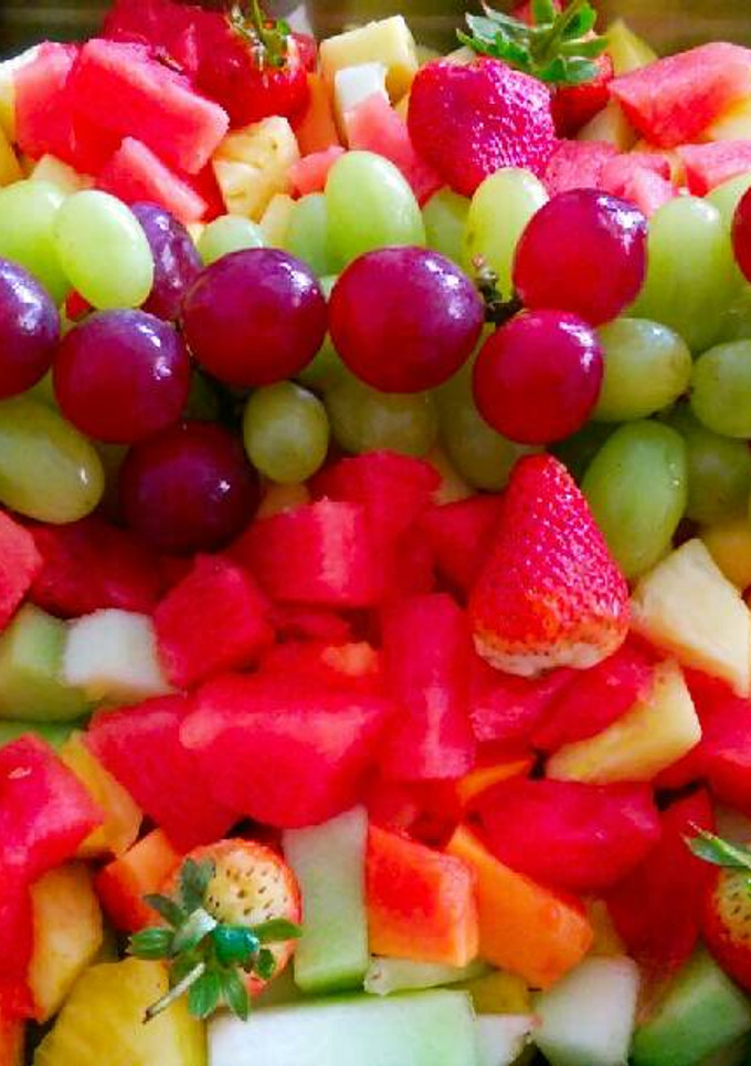 Una foto de Ensalada de frutas coloridas!