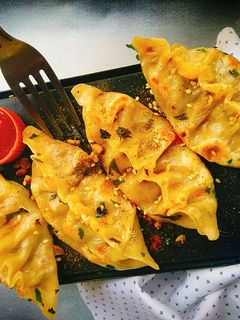 প্যান ফ্রায়েড অনিয়ন মোমো (pan fried onion momo recipe in bengali) রেসিপির প্রধান ছবি