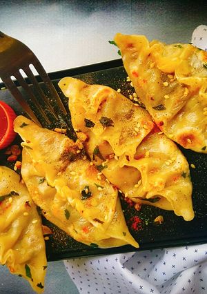 প্যান ফ্রায়েড অনিয়ন মোমো (pan fried onion momo recipe in bengali) রেসিপির প্রধান ছবি