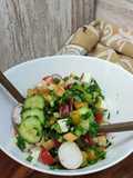 Ensalada de pepino, rabanitos, tomates y queso
