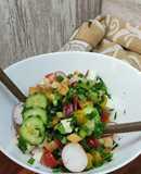 Ensalada de pepino, rabanitos, tomates y queso