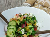 Ensalada de pepino, rabanitos, tomates y queso