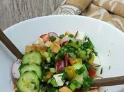Una foto de ensalada de rabanitos y pepino