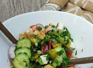 Foto principal de Ensalada de pepino, rabanitos, tomates y queso