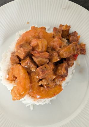 Une photo de Crevettes, chorizo et crème de coco
