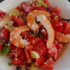 Una foto de Ensalada de arroz, hortalizas y langostinos